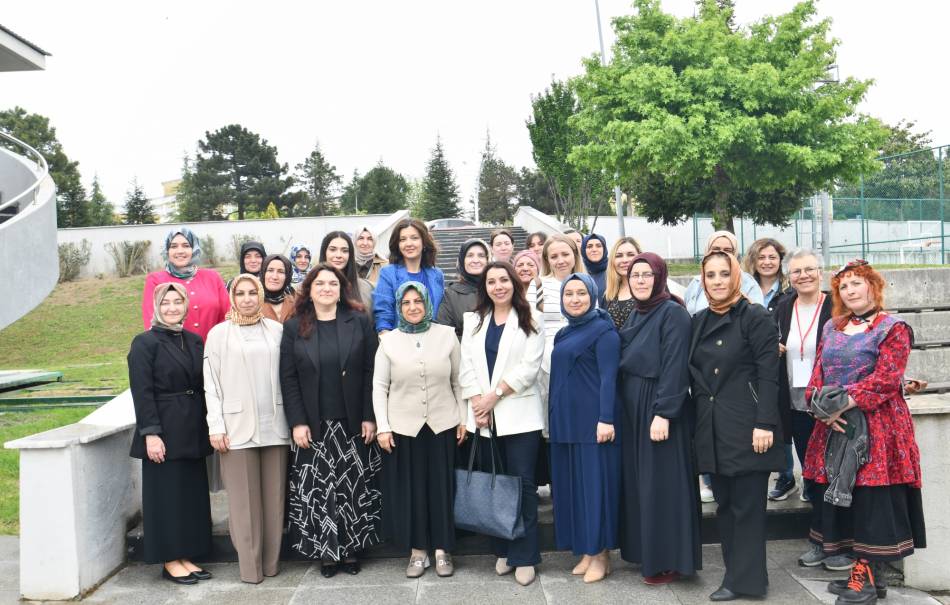 Çok kıymetli konuklarımız İlahiyat Fakültesi Öğretim Üyesi Prof. Dr. Hülya Terzioğlu ve KADEM Vakfı Sakarya Temsilcisi Av. Öğr. Görevlisi Gülben Demircan Babaoğlu'nun katılımı, SAÜKAM Müdürümüz Dr. Öğr. Üyesi Meryem Karataş'ın moderatörlüğüyle programımız gerçekleştirildi.